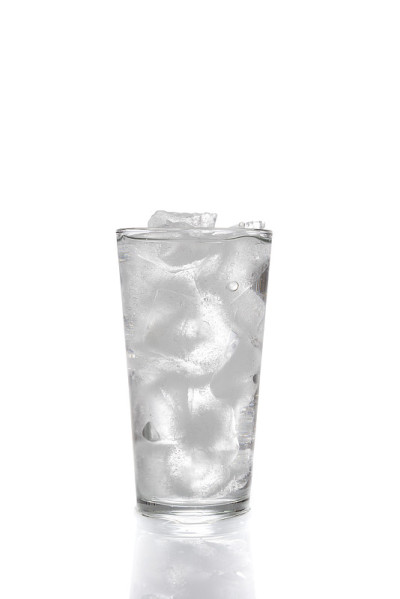 在水杯里放入冰块和水