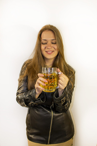 年轻漂亮的女人喝着啤酒