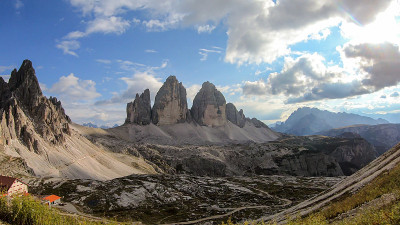 全景捕捉著名的Tre Cime di Lavaredo (Drei Zinnen)和周围的山脉在意大