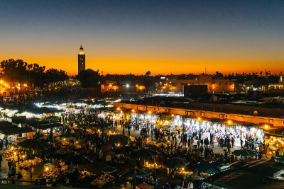 马拉喀什麦地那(摩洛哥)。Jemaa el-Fnaa广场(市场)在晚上。