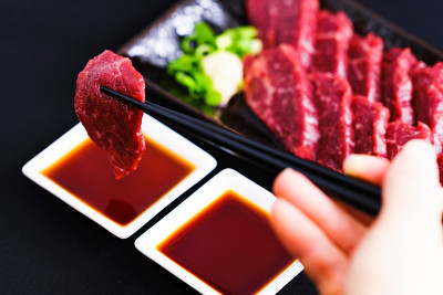 把肉放在盘子里