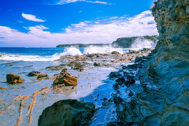 崎岖的海岸线和强大的海浪在澳大利亚溅起水花