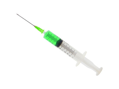 医用注射器与绿色血清分离在白色
