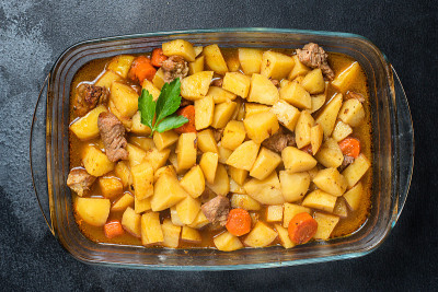炖牛肉和土豆炖蔬菜和猪肉在桌子上的健康餐小吃户外俯视图复制空间的文字食物背景乡村图像