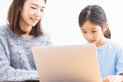 亚洲母女，手提电脑，