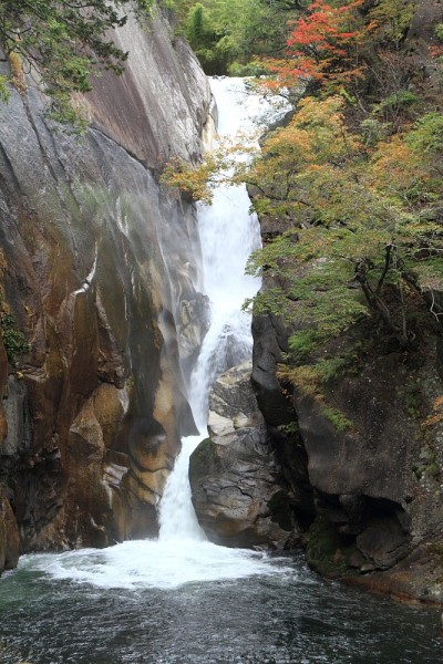 三竹Shosenkyo峡谷和Senga秋天与红色的秋叶