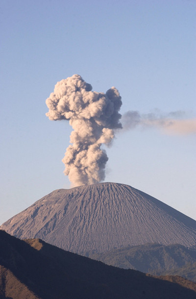 美丽的塞默鲁火山在日出时喷发