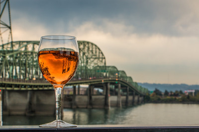 Rosé酒杯倒立桥哥伦比亚河俄勒冈州华盛顿