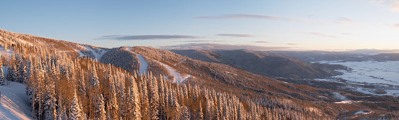 冬季滑雪斜坡全景，蒸汽船度假村，科罗拉多州