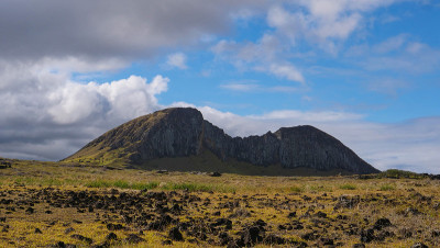 通往拉诺拉库火山口的草地景色令人叹为观止。