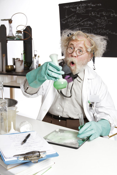 惊奇的资深科学家对化学实验的反应
