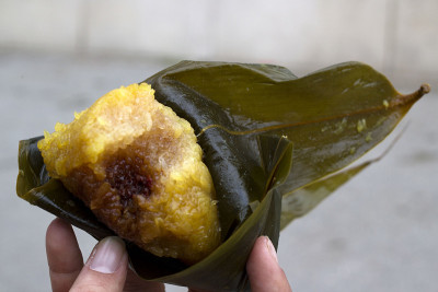 传统的粽子，一种糯米团子，是端午节期间人们吃的中国食物