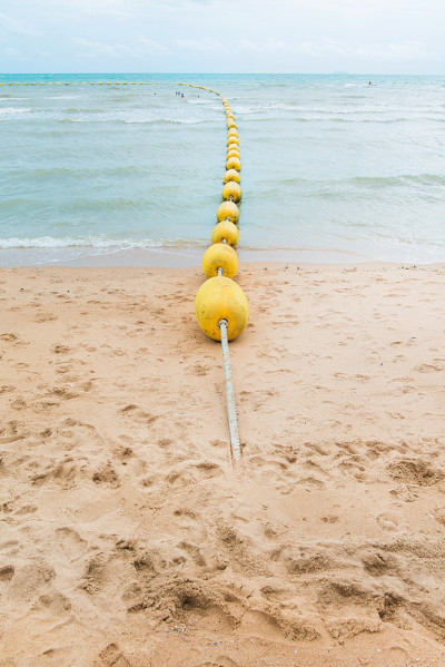 海滩上的锚浮标线