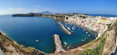 Procida -从Salita Castello俯瞰Corricella湾