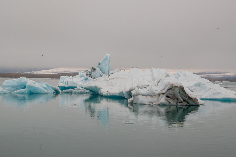 冰岛东南部Jökulsárlón冰川泻湖中的冰山、冰原和冰块。它们从Breiðamerkurjöku