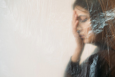 抑郁的女人散焦的侧面肖像