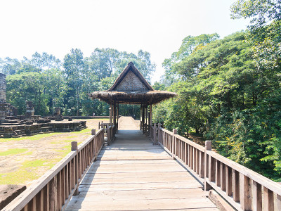柬埔寨，暹粒，吴哥，用茅草搭建的Baphuon寺庙