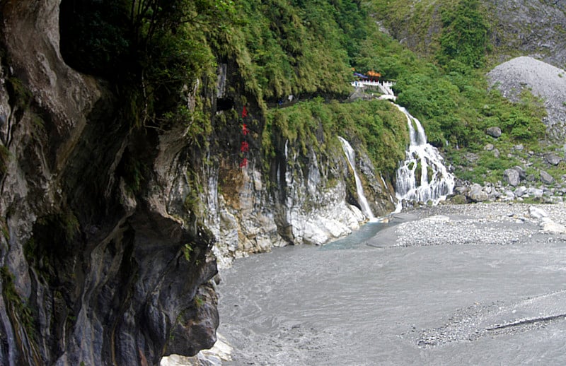 瀑布穿过太鲁阁禅寺