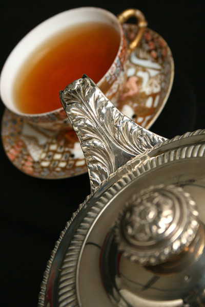 银茶壶倒茶