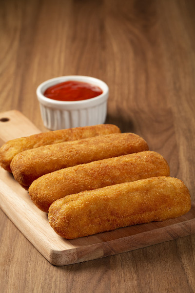 炸Risol或Risol。以奶酪和火腿填充的Risoles。