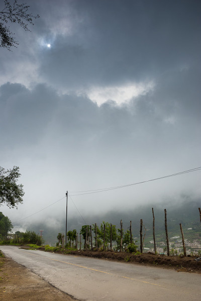 路在远方的雾，Quetzaltenango, Zunil在危地马拉。
