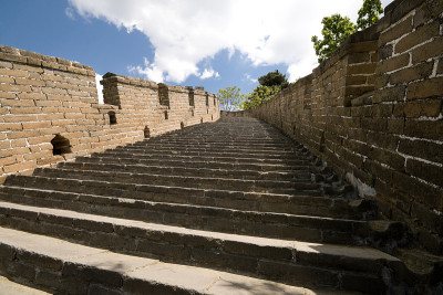 修复后的慕田峪长城台阶，北京城外，中国