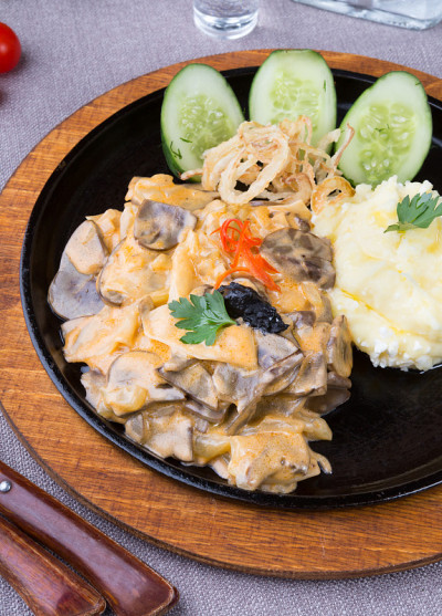牛肉碎配肉汁和土豆泥