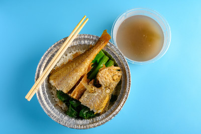 俯视图小黄鱼或小黄鱼快餐横向组成