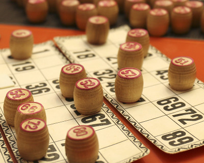 洛托棋盘游戏。木制的乐透桶和卡片。宾果游戏。赌博
