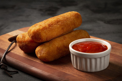 炸Risol或Risol。以奶酪和火腿填充的Risoles。