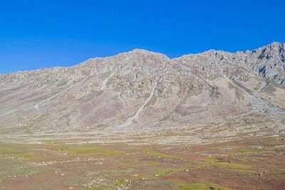 白雪覆盖的高山、高山草甸和当地的山区居民点