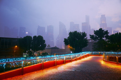日落时分，新加坡下雨