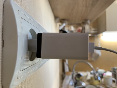 侧视图。带有3个USB接口的充电器。