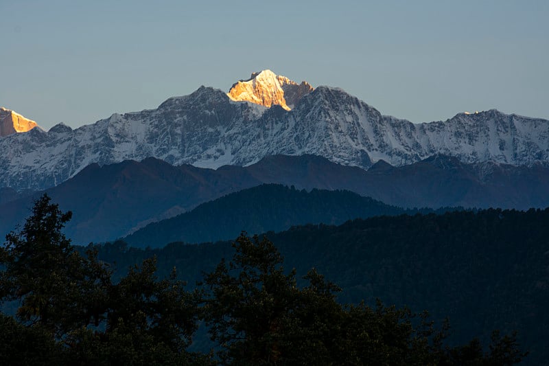 10月的一个早晨，北阿坎德邦的乔波塔山谷的kedarnath峰和其他山峰