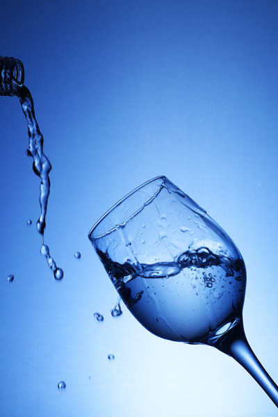 把水倒进高脚杯