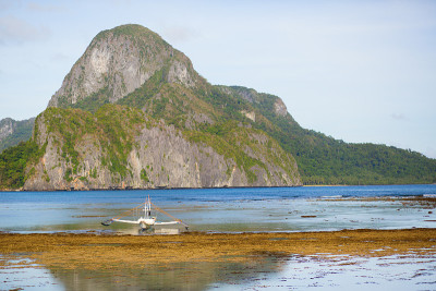 巴拉望岛上的一艘支腿船带来了美丽的风景