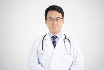 一名男性医生通过电脑屏幕解释在线医疗的图像白色背景