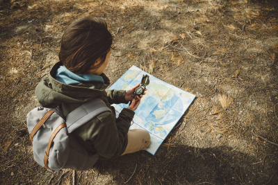 带着指南针和地图的女旅行家