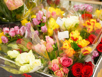 花束的场面。许多花束。玫瑰、百合、菊花。特写镜头