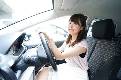 年轻女子开车