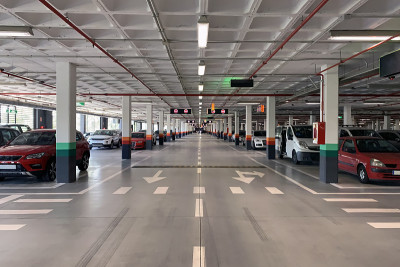地下停车场和停放的汽车