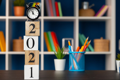 工作台上放着2021年的木方