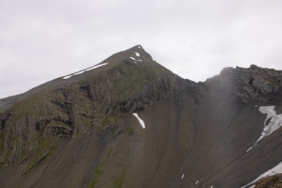 在瑞士的炉边徒步旅行。登上顶峰，翻越阿尔卑斯山，欣赏美丽的风景。史诗般的风景，看起来像霍比特人的土地