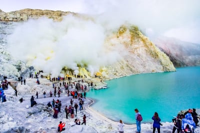 印度尼西亚东爪哇卡瓦伊真。2019年7月28日，游客在伊真火山鸟瞰火山口湖和蓝色火焰。