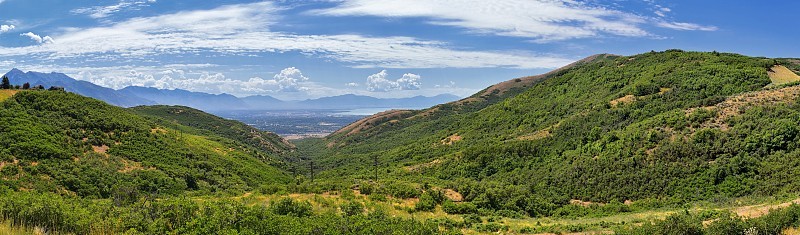 全景景观从特拉弗斯山的普罗沃，犹他州县，犹他州湖和瓦萨奇前落基山脉，和云景。美国犹他州。
