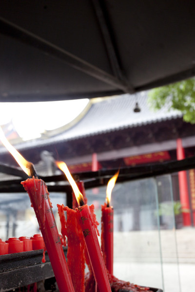 在中国寺庙前燃烧的蜡烛