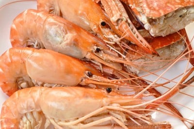 清蒸虾、切花蟹配新鲜蔬菜蘸酸辣酱吃