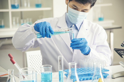 科学家covid-19病毒抗体研究实验室研究实验生物技术培养病毒疫苗。科学家看显微镜实验实验室科学试