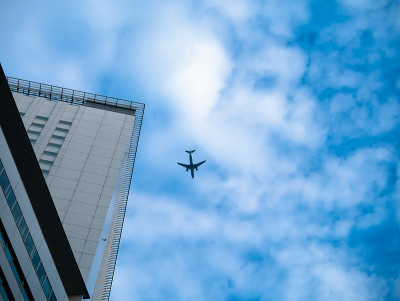 在大楼上空低空飞行的客机