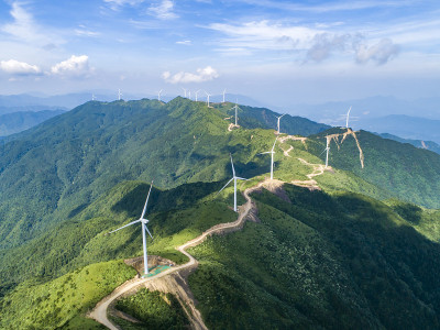 高山风力发电设备的航拍